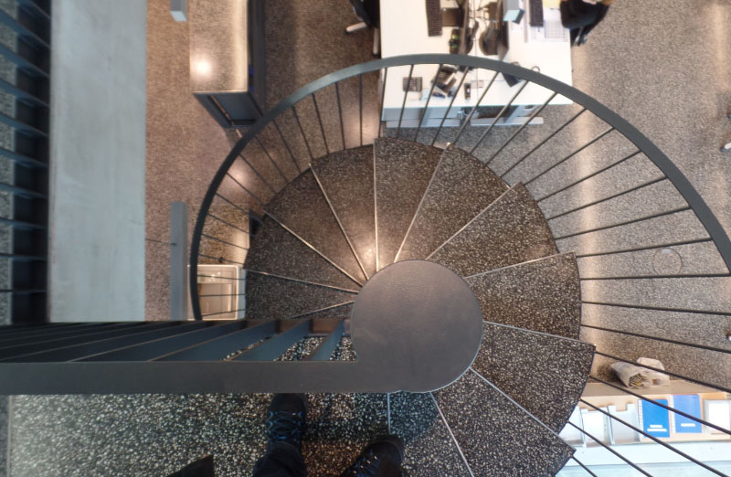 Spindeltreppe mit Gussasphaltbelag
